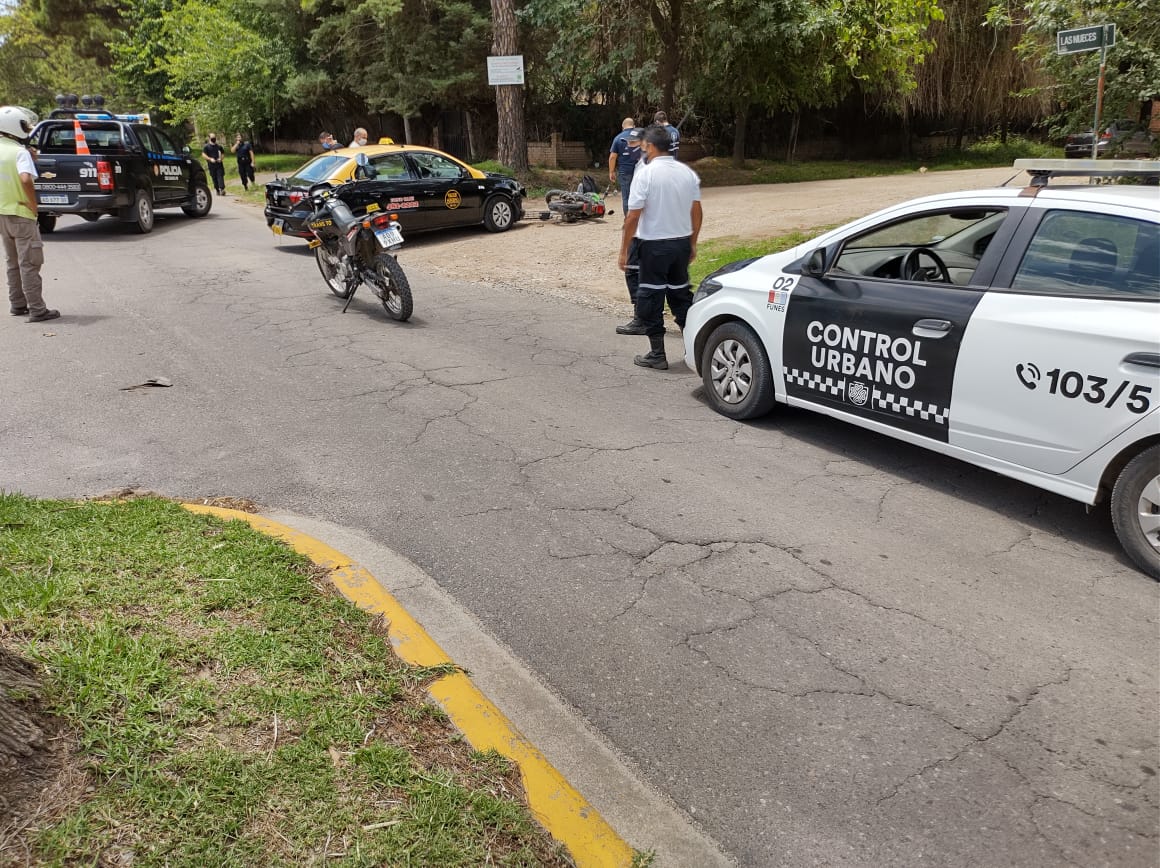 Motociclista herido tras chocar de lleno contra un taxi